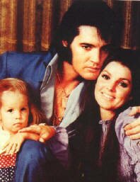 Elvis Presley mit Frau Priscilla Presley und Tochter Lisa-Marie Presley. Elvis Presley with his wife Priscilla Presley and daughter Liza-Marie Presley. Elvis Presley Vinyl-Schallplatten. shop mit grosser Auswahl. Vinyl Singles, EPs + LPs. Elvis Presley vinyl records online shop. Large selection of 45s and LPs. - Disques de vinyle 33 + 45 tours - Dischi vinile 33 + 45 giri. - Discos de vinilo Elvis Presley. Vinil Schallplatte - Vinal disc singel record skivor vynil discs The King of Rock + Roll Auch fr Jukebox und Musikbox.