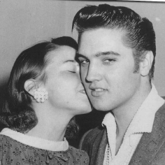 Happy days for Elvis in the 1950s. Unbeschwertes Glck fr Elvis in den 50er Jahren.