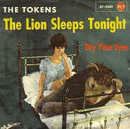 Bildhlle und Schallplatte. The Tokens the Lion sleeps tonight 45rpm vinyl record with picture sleeve in top condition. Schallplatte Single Vinyl 45rpm singles. Auch fr Jukebox und Musikbox wie Wurlitzer und Seeburg. Disque 45 tours avec pochette. Disco 45 giri con copertino