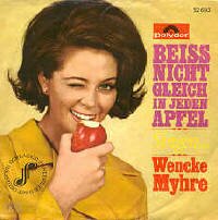 Wencke Myhre 'Beiss nicht gliehc in jeden Apfel'. Single. Schallplatte. Vinyl-Single mit Original-Bildhlle. Deutsche Schlager Schallplatte. Auch fr Musibox und Jukebox wie Wurlitzer und Seeburg geeignet. Wencke Myhre Schlager Singles auf Vinyl. Deutsche Schlagerplatte Hits und Oldies. 60 er Jahre