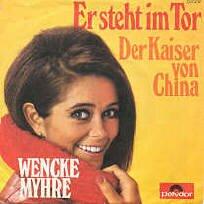 Wencke Myhre 'Er steht im Tor'. Single. Schallplatte. Vinyl-Single mit Original-Bildhlle. Deutsche Schlager Schallplatte. Auch fr Musibox und Jukebox wie Wurlitzer und Seeburg geeignet. Wencke Myhre Schlager Singles auf Vinyl. Deutsche Schlagerplatte Hits und Oldies. 60 er Jahre